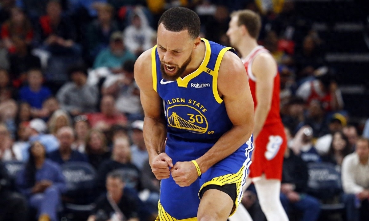 开云体育-库里回归赛场，赛事规则更新首场状态亮眼，湖人观众沸腾！